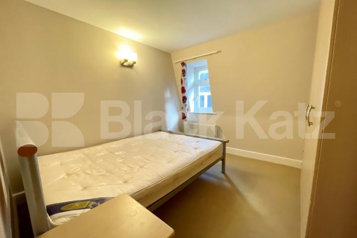 Bright & airy top floor four bedroomed apartment with two bathrooms Farnan Road  - Farnan Lodge, Streatham